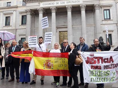 Concentraci&oacute;n de familiares y amigos en apoyo a los militares muertos y heridos en acto de servicio. 