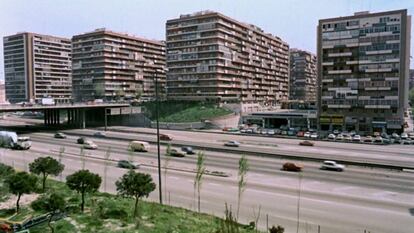 Imagen de las colmenas, de José Banús, cárcel física y mental de Carmen Maura en '¿Qué he hecho yo para merecer esto?' (Pedro Almodóvar, 1984).