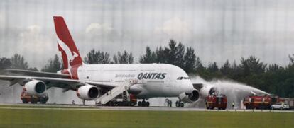 Intervención de los equipos de emergencia tras el aterrizaje del avión de Qantas en el aeropuerto de Changi, en Singapur.