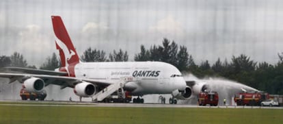 Intervención de los equipos de emergencia tras el aterrizaje del avión de Qantas en el aeropuerto de Changi, en Singapur.