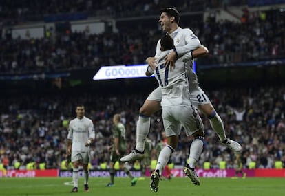 Lucas Vazquez celebra el quinto gol del Real Madrid junto a su compañero, Álvaro Morata.