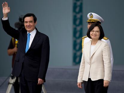 El expresidente de Taiwán, Ma Ying-jeou, con su sucesora y actual dirigente, Tsai Ing-wen, durante el traspaso de poderes en 2016, en Taipéi.