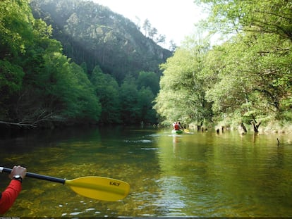 Ruta en canoa por el río Polea, una de las actividades preferidas para los amantes del turismo de aventura en Asturias.