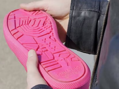 Ámsterdam crea el primer calzado hecho con chicles de la calle