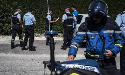 Un control policial de la gendarmería francesa en Binges, en el este de Francia.