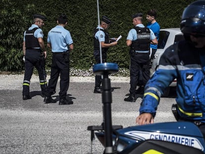 Un control policial de la gendarmería francesa en Binges, en el este de Francia.