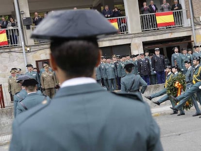 Desfile de la Guardia Civil en el cuartel de Intxaurrondo (San Sebastián).