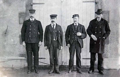 Fareros de la isla de Eilean Mòr: De izquierda a derecha: Donald McArthur, Thomas Marshall, James Ducat y Robert Muirhead. Los tres primeros desaparecieron.