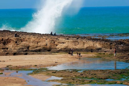 El litoral que bordea Rabat y Salé es, por lo general, rocoso y ambas ciudades viven de espaldas al mar. Esto es así porque los ataques de los corsarios hornacheros provenientes de Badajoz obligaron a la población a retraerse hacia el interior y protegerse mediante murallas. Hoy, sin embargo, cada vez son más quienes aprovechan cualquier hueco para recrearse frente al océano, también junto a sus perros.