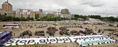 Protesta organizada ayer por Greenpeace en el puerto de Rostock, en la que un cartel gigante pide que se detenga el calentamiento global.