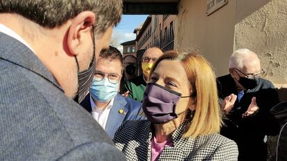 Carme Forcadell, expresidenta del Parlament de Cataluña, saluda a Oriol Junqueras, ante Pere Aragonès (izquierda) al salir de la cárcel de Wad-Ras, este sábado.