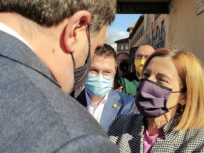 Carme Forcadell, expresidenta del Parlament de Cataluña, saluda a Oriol Junqueras, ante Pere Aragonès (izquierda) al salir de la cárcel de Wad-Ras, este sábado.