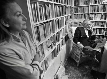 María España y Francisco Umbral, fotografiados en su casa de Madrid tras ser galardonado el escritor con el Premio Nacional de las Letras en 1997.