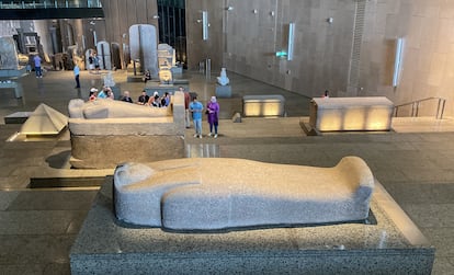 Los visitantes del Gran Museo Egipcio exploran los enormes sarcófagos de piedra del antiguo Egipto en el Gran Museo Egipcio, el 15 de octubre de 2024 en Giza, Egipto.