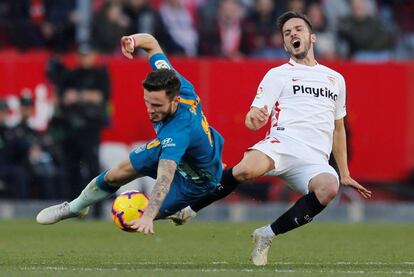 Saúl y Sarabia pelean por un balón. 