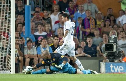 Valdés pierde el balón ante Di María.