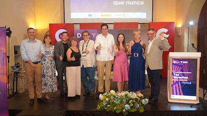 Pablo Gonzalo, responsable Global de Innovación Cultural y Pensamiento Crítico – Fundación Telefónica; Mónica Hernández, directora de la Fundación Telefónica Movistar Colombia; Jesús Herrero, director general Red.es; Carolina Botero, miembro de la junta directiva de la Fundación Karisma; Jaime Abello, director general de la Fundación Gabo; Óscar López, ministro para la Transformación Digital y de la Función Pública de España; María Elena García, asesora UNESCO-ONU, Carme Artigas, Senior Fellow de la Harvard Kennedy School y Juan Miguel Márquez, subdirector adjunto de Estrategia en el Observatorio Nacional de Tecnología y Sociedad (ONTSI).