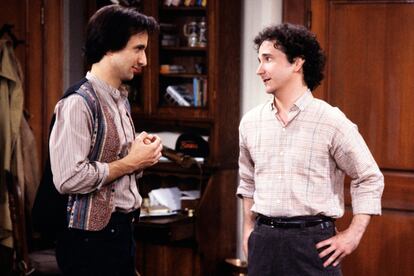 Bronson Pichot (Balki) y  Mark Linn-Baker (Larry), en una escena de 'Primos lejanos'.