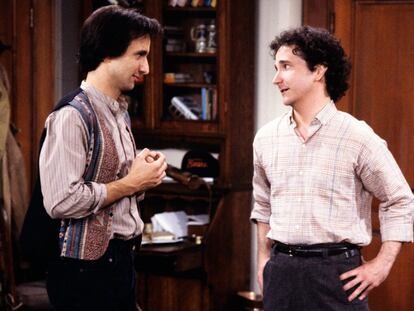 Bronson Pichot (Balki) y  Mark Linn-Baker (Larry), en una escena de 'Primos lejanos'.