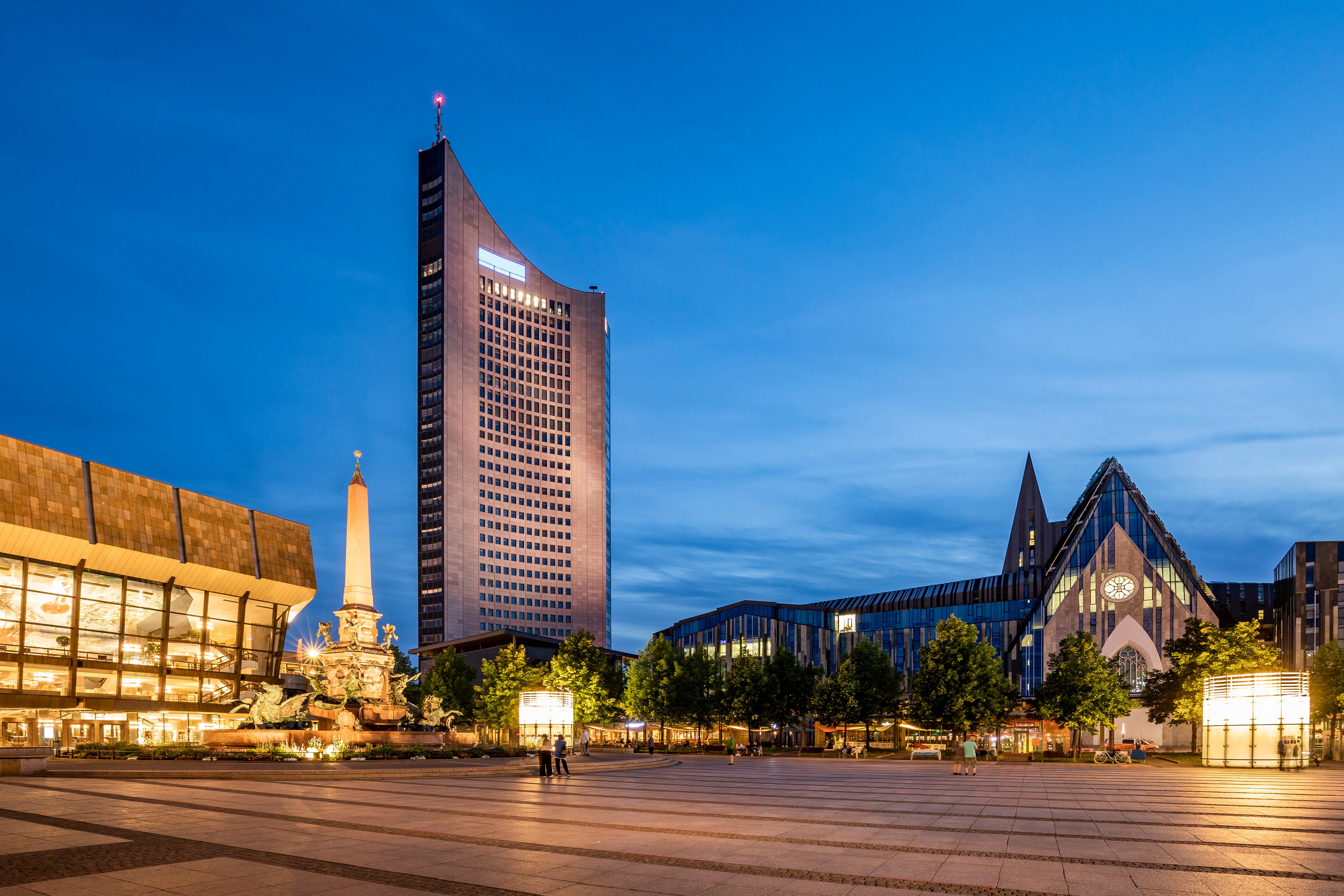 Vista de la Augustusplatz de Leipzig al atardecer.