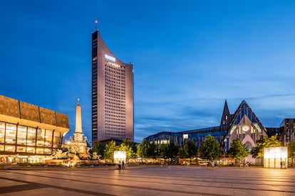 Vista de la Augustusplatz de Leipzig al atardecer.