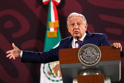 Andrés Manuel López Obrador habla durante la conferencia matutina de este lunes en Palacio Nacional, en Ciudad de México.
