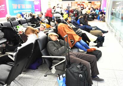 Varios pasajeros duermen en el aeropuerto de Gatwick en Londres (Reino Unido).