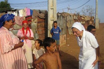 Sor Josefina, monja española, en las chabolas de Temara.