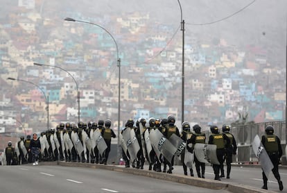 Policías resguardan una vía durante la manifestación de transportistas, el 26 de septiembre en Lima.
