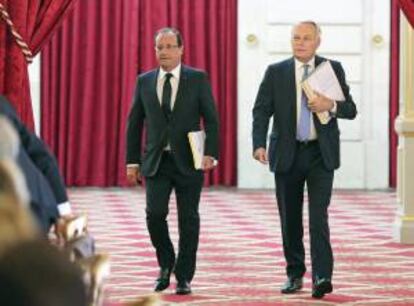 El presidente francés, François Hollande (izq), y el primer ministro galo, Jean-Marc Ayrault (dcha), un seminario gubernamental hoy en el Palacio del Elíseo en París (Francia).