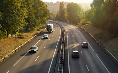 La aplicación de radares Coyote, 100% legal según la actual Ley de Tráfico, permite visualizar en la pantalla de navegación del coche o moto los peligros en la carretera y los límites de velocidad en cada tramo.