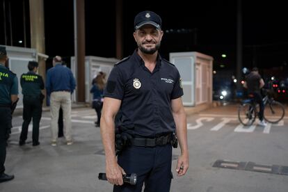 Alejandro García, 42 años, ha sido el encargado de abrir las puertas del puesto fronterizo de Beni Enzar.