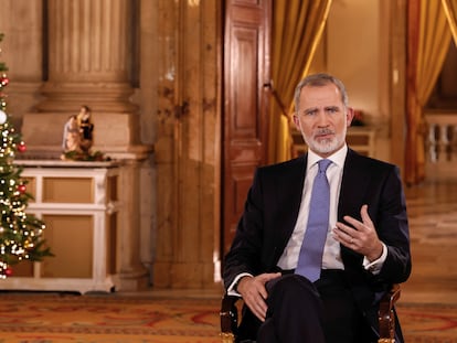 Felipe VI, en su tradicional mensaje de Navidad, grabado en el Salón de Columnas del Palacio Real.