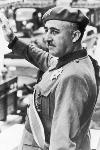 Francisco Franco en 1937. Lleva el símbolo falangista prendido en el bolsillo de su uniforme.