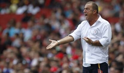 Terim gesticula en un amistoso del Galatasaray con el Oporto en Londres.