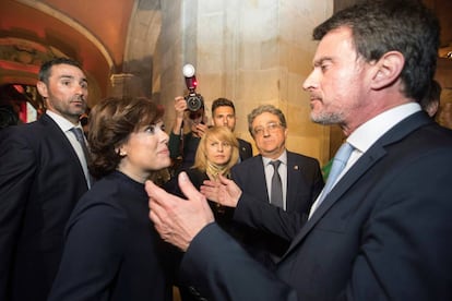 La vicepresidenta del Gobierno Soraya Sáenz de Santamaría (i) habla con el exprimer ministro de Francia Manuel Valls (d).