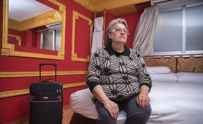 Rosario Planas, la mujer desahuciada con su hijo discapacitado de un trastero en Valencia, en el hostal que le paga el Ayuntamiento mientras la Generalitat le acondiciona un piso.
