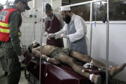 Un equipo médico atiende a uno de los heridos en el atentado registrado este jueves en Hangu.