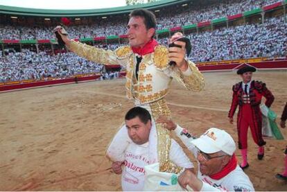 Joselillo da la vuelta de honor al ruedo con las dos orejas del sexto de la tarde.