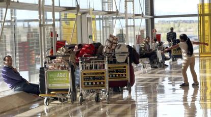 Viajeros en la T-4 del aeropuerto de Barajas de Madrid.