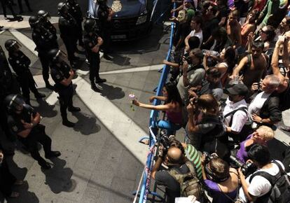 Una decena de policías bloquea la entrada a la Puerta del Sol el pasado 4 de agosto