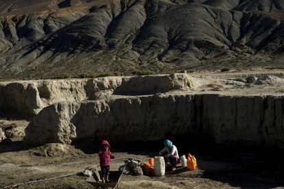 Las condiciones de vida de la mujer son muy duras. Una de sus tareas predeterminadas es recoger agua del río para la casa.