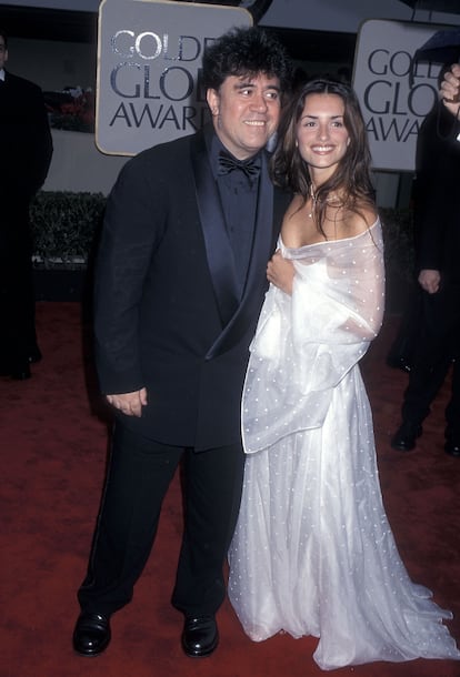 La primera vez que Penélope Cruz pisó una de las grandes alfombras rojas de Hollywood también se decantó por el color blanco. Fue en la ceremonia de los Globos de Oro del año 2000, cuando asistió junto a Pedro Almodóvar. Su cinta, 'Todo sobre mi madre', estaba nominada a mejor película de habla no inglesa y acabó llevándose la estatuilla.