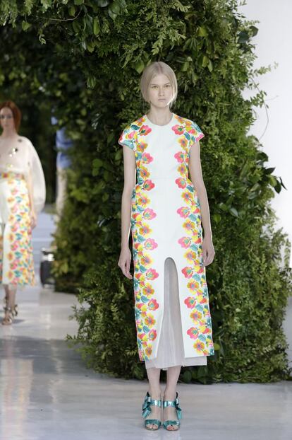 La naturaleza es otro tema muy presente en la tercera colecci&oacute;n de Font para Delpozo. Los estampados florales recorren toda la l&iacute;nea y los colores cambian en funci&oacute;n de la secci&oacute;n del d&iacute;a. De los tonos claros y terrosos de la ma&ntilde;ana se pasa a los estampados y colores m&aacute;s intensos para la noche. De igual forma, los materiales como la rafia y el lino ceden paso a la seda y el tul. 