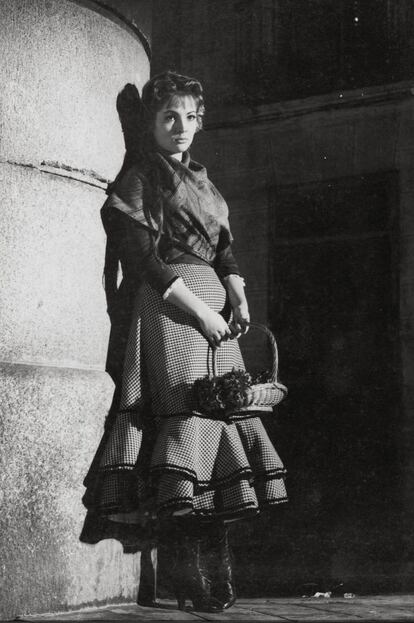 La actriz Sara Montiel en un fotograma de 'La violetera' (1958).