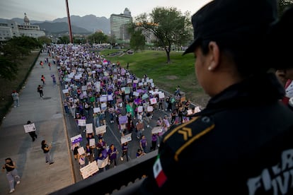 Una policía observa la marcha del 8-M de este año en Monterrey (Estado de Nuevo León).