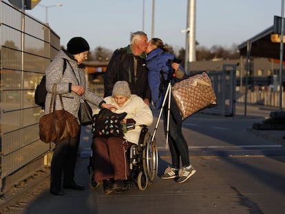 Natalia Svatkova recibe a sus padres y abuela en el lado polaco del paso fronterizo de Budomierz, este domingo.