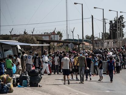 Solicitantes de asilo esperan acceder al nuevo campamento de Acnur en Kara Tepe, Lesbos.