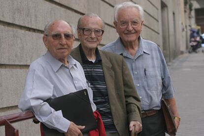 Los teólogos Enrique Miret Magdalena, José María Díez-Alegria y Casiano Floristán, en Madrid.