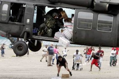 Soldados arrojan comida y agua desde un helicóptero, en los alrededores del Centro de Convenciones de Nueva Orleans.